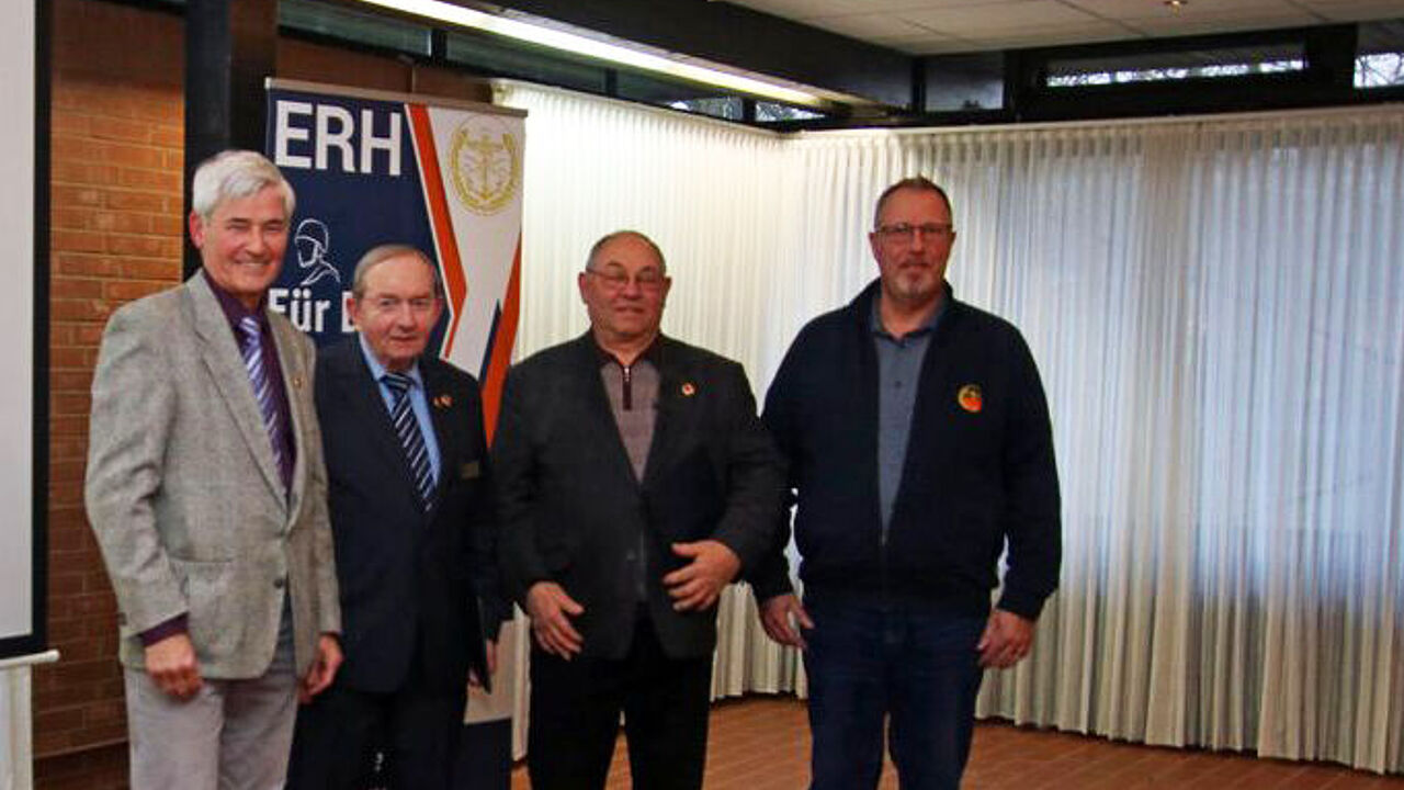 Der Vorsitzende Timm nach der Ehrung mit Moßmann, Konopka und Dreier. Foto: DBwV