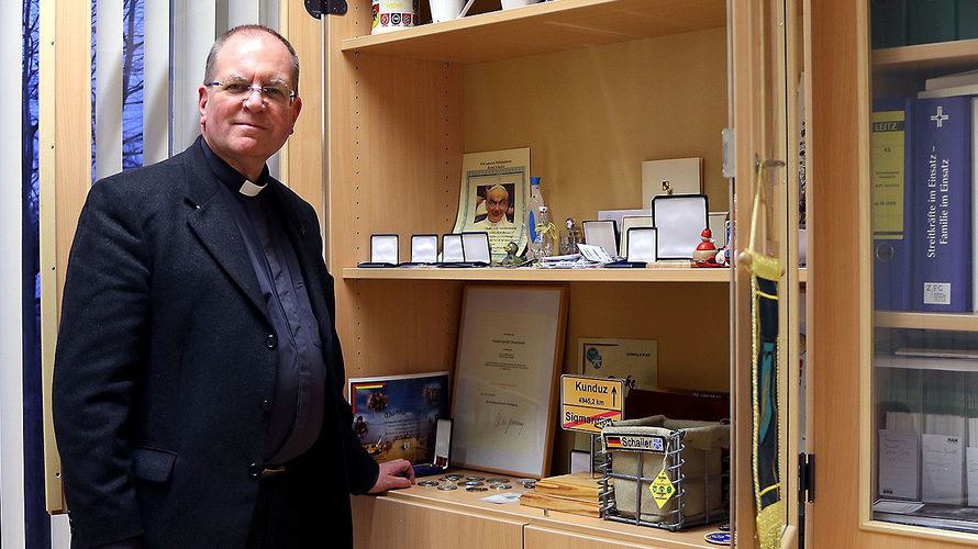 Eine Vitrine voller Erinnerungen: Andenken an seine Einsätze hat Militärdekan Bernd F. Schaller in seinem Büro. Foto: DBwV/Schmidt