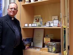 Eine Vitrine voller Erinnerungen: Andenken an seine Einsätze hat Militärdekan Bernd F. Schaller in seinem Büro. Foto: DBwV/Schmidt