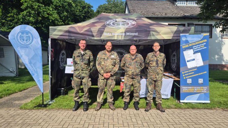 Mandatsträger an ihrem Informationsstand. Foto: DBwV