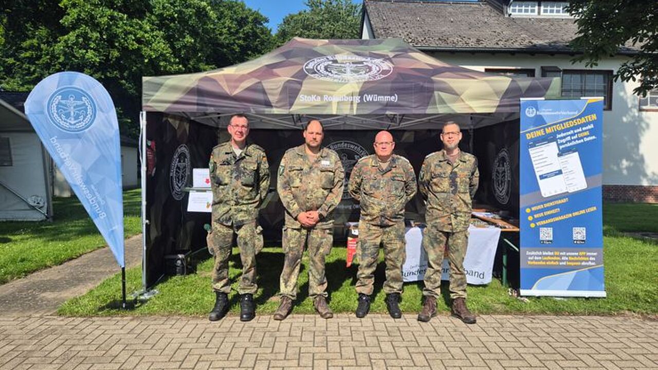 Mandatsträger an ihrem Informationsstand. Foto: DBwV