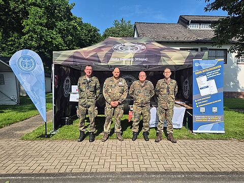 Mandatsträger an ihrem Informationsstand. Foto: DBwV