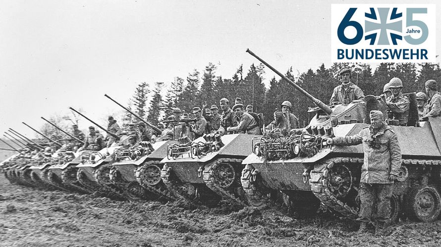 Die Kompanie von Peter E. Uhde während einer „Fotopause“ bei der Gefechtsausbildung mit dem Schützenpanzer HS 30 auf dem Standortübungsplatz Ellwangen. Foto: privat