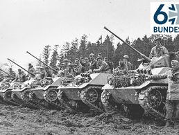 Die Kompanie von Peter E. Uhde während einer „Fotopause“ bei der Gefechtsausbildung mit dem Schützenpanzer HS 30 auf dem Standortübungsplatz Ellwangen. Foto: privat