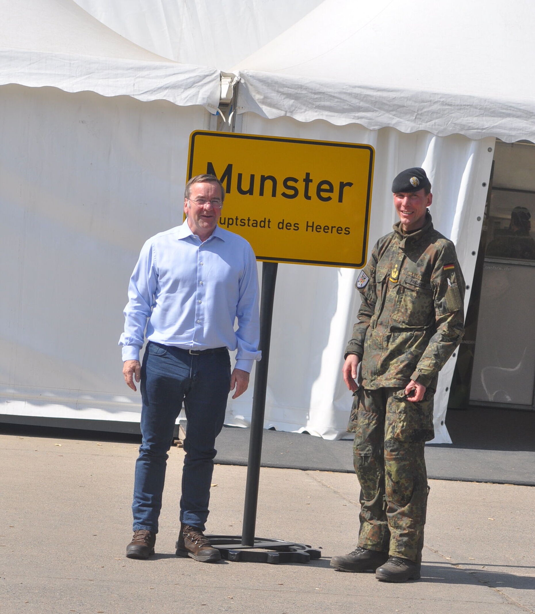 Boris Pistorius wurde in Munster von Generalleutnant Dr. Christian Freuding begrüßt. Foto: DBwV