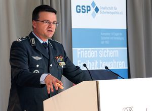 Am Rednerpult: Bundesvorsitzender Oberstleutnant André Wüstner. Foto: DBwV/Henning