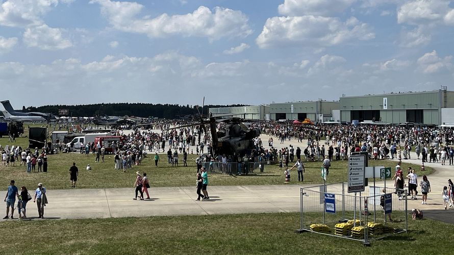 Viel Betrieb am Standort Schönewalde/Holzdorf: Bei bestem Wetter kamen mehr als 36.000 Besucherinnen und Besucher zum Tag der Bundeswehr. Foto: DBwV/Anne Jekien