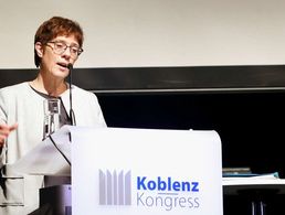 Verteidigungsministerin Annegret Kramp-Karrenbauer erläuterte in Koblenz, wie sie sich die Zukunft des Beschaffungswesens vorstellt. Foto: Bundeswehr/Dennis König