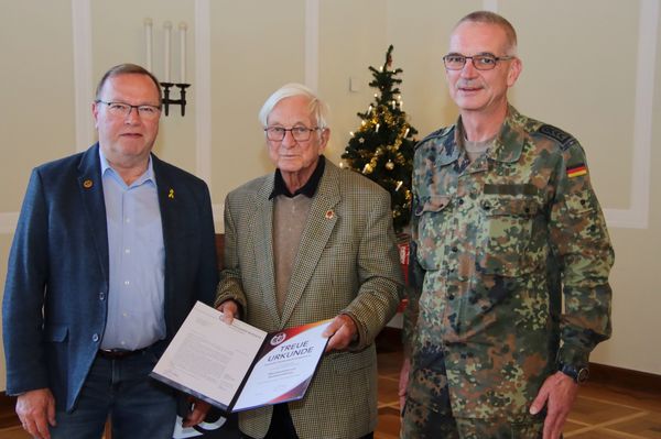 KERH-Vorsitzender Oberstleutnant a.D. Alfred Veit (v.l.), das geehrte Mitglied Oberstleutnant a.D. Reinhard Gärtner und StoKa-Vorsitzender Oberstabsfeldwebel Stefan Weyer. Foto: Wolfgang Kruse