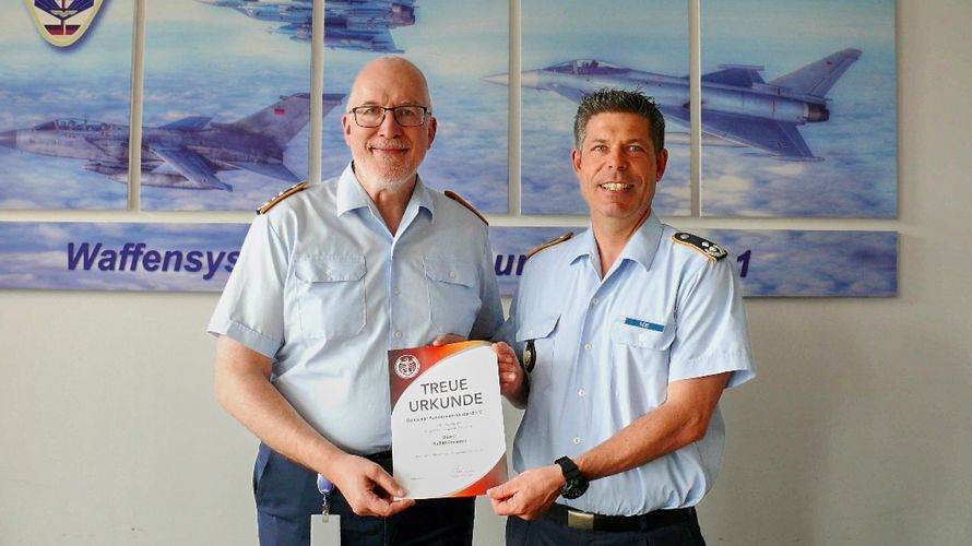 Oberst Ralf Kleindienst (l) erhielt von TruKa-Vorsitzendem Oberstleutnant Carsten Diers die Treueurkunde für 40-jährige Mitgliedschaft im BundeswehrVerband. Foto: TruKa Manching