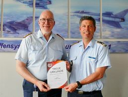 Oberst Ralf Kleindienst (l) erhielt von TruKa-Vorsitzendem Oberstleutnant Carsten Diers die Treueurkunde für 40-jährige Mitgliedschaft im BundeswehrVerband. Foto: TruKa Manching