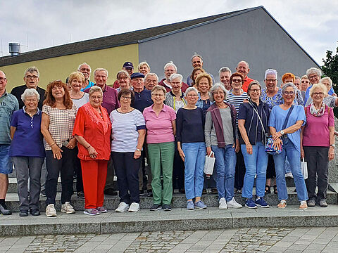 Sichtlich gut gelaunt war die Reisegruppe nach dem Besuch im Schokoladenland „felicitas Chocolatier“ in Spremberg. Foto: Roland Stengl 
