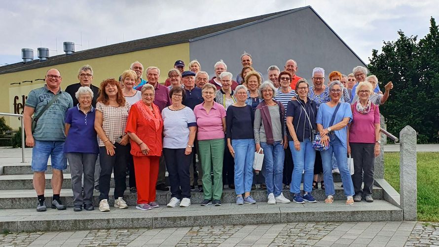 Sichtlich gut gelaunt war die Reisegruppe nach dem Besuch im Schokoladenland „felicitas Chocolatier“ in Spremberg. Foto: Roland Stengl 