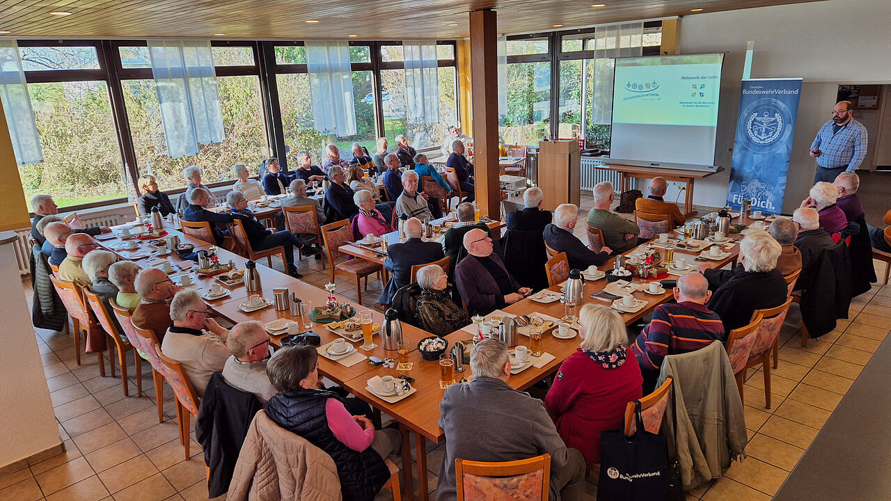 Nahezu 50 Mitglieder der KERH Amberg stimmten sich mit der letzten Versammlung des Jahres auf die Adventszeit ein, erfuhren jedoch auch mehr über die Arbeit der "Lotsenorganisation der Bundeswehr". Foto: Isabella Schleicher