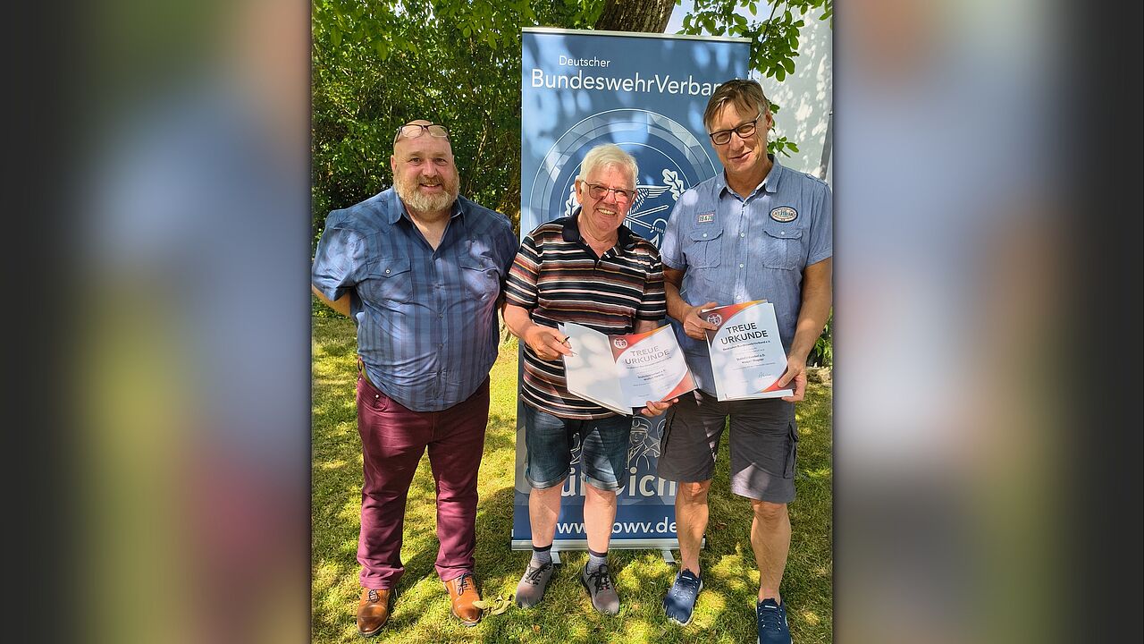 Beim Grillfest der Kameradschaft Hemau ehrte Vorsitzender Peter Hergert (von links) langjährige Mitglierder, darunter Stabsfeldwebel a.D. Walter Helbig und StFw a.D. Holger Wagner. Foto: Michael Mathes