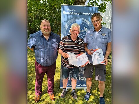 Beim Grillfest der Kameradschaft Hemau ehrte Vorsitzender Peter Hergert (von links) langjährige Mitglierder, darunter Stabsfeldwebel a.D. Walter Helbig und StFw a.D. Holger Wagner. Foto: Michael Mathes
