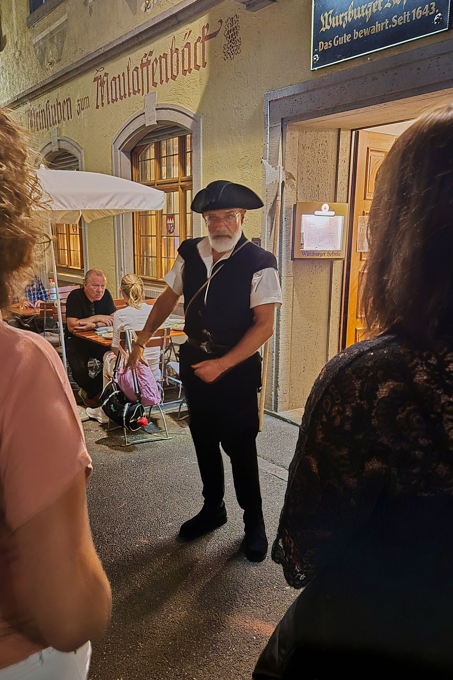 Seine abendliche Runde beendete der Nachtwächter vor der traditionellen Weinstube des "Maulaffenbäck". Foto: Stengl/Heinrich