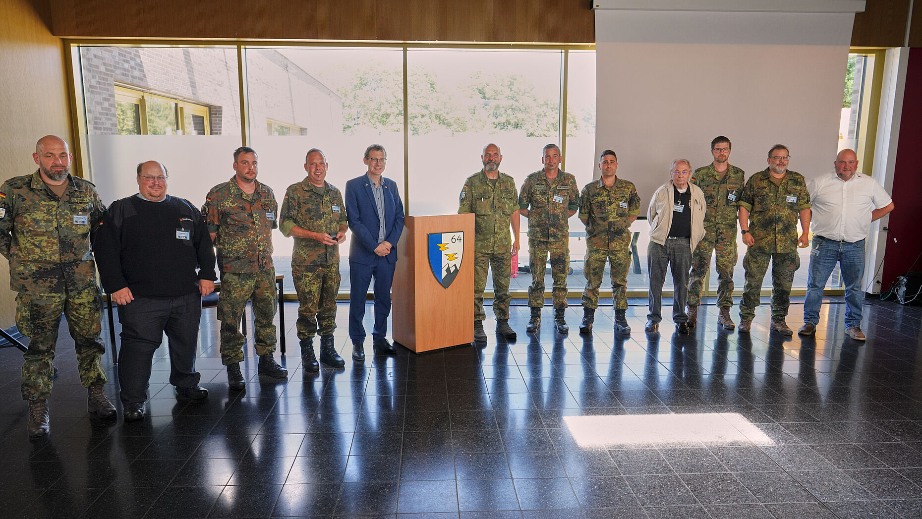 Oberbürgermeister Ingo Bergmann und Oberstleutnant Hanekamp würdigten den Einsatz von Soldaten und Reservisten durch die feierliche Verleihung der Veteranenabzeichen. Foto: HSG 64 Presse