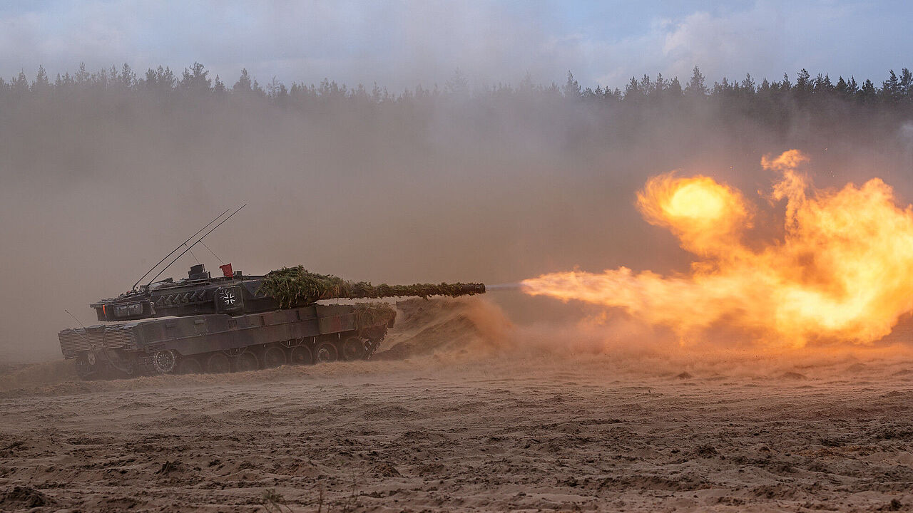 Der Kampfpanzer Leopard 2A7V im scharfen Schuss bei der NATO-Übung Grand Quadriga auf dem Truppenübungsplatz Pabrade/Litauen. Die Bundeswehr will mehr als 100 neue Leopard bestellen. Das Geld dafür gibt es im Haushalt allerdings nicht. Foto: Bundeswehr/Marco Dorow