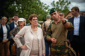 Annegret Kramp-Karrenbauer spricht während einer Übung der malischen Streitkräfte im Ausbildungszentrum in Koulikoro mit einem belgischen Soldaten. Foto: Arne Immanuel Bänsch/dpa