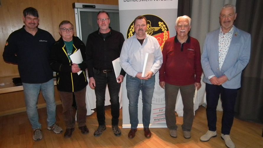 Bezirksvorsitzender Dirk Siebert (von links) mit verdienten KERH Mitgliedern Gerhard Ott, Thomas Weber, Andreas Stepanek, Rainer Hupfeld und dem Kameradschaftsvorsitzenden Rainer Koch. Foto: Klaus Böttcher