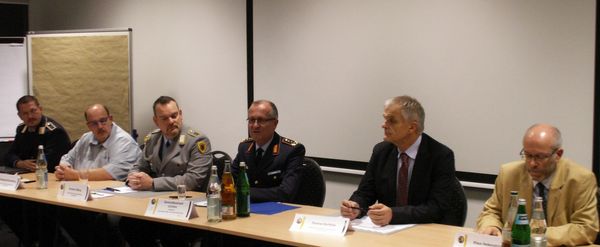 Stabsfeldwebel Mario Weise, Wolfgang Wünnenberg, Stabsfeldwebel Norbert Nißing (Vorsitzender), Inspekteur Kdo CIR Generalleutnant Ludwig Leinhos, Thomas Korthals und Klaus Hebenstrick (v.l.)