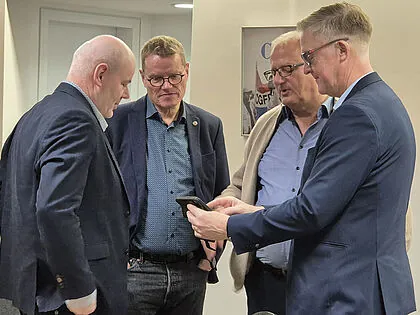 Delegationsleiter im Austausch (v.l.n.r.): Ronni Pederson (C.S, Dänemark), Finn Bengtsen (C.S, Dänemark), Jörg Greiffendorf (DBwV, Deutschland) und Johan Öhlén (SAMO, Schweden). Foto: DBwV