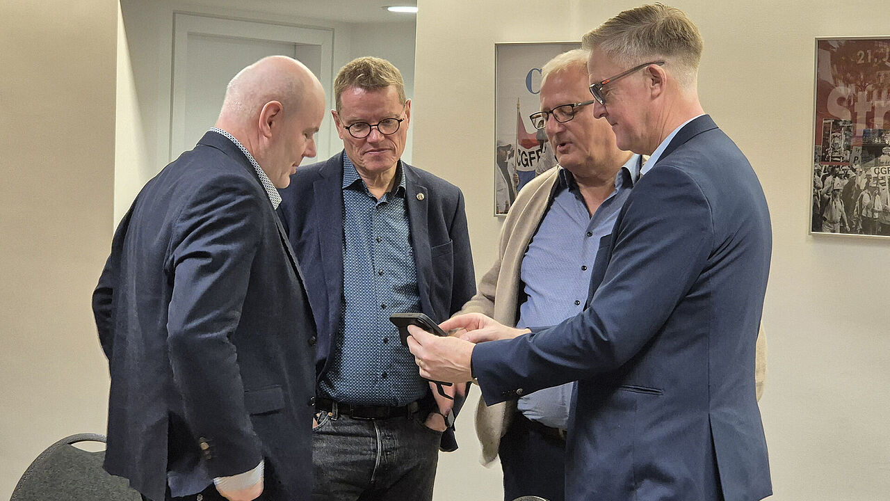 Delegationsleiter im Austausch (v.l.n.r.): Ronni Pederson (C.S, Dänemark), Finn Bengtsen (C.S, Dänemark), Jörg Greiffendorf (DBwV, Deutschland) und Johan Öhlén (SAMO, Schweden). Foto: DBwV