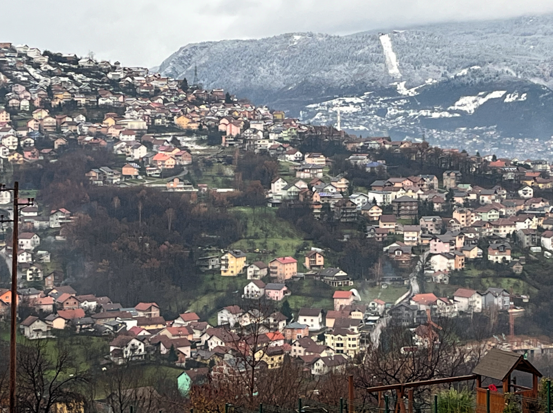 Sarajevo liegt von Bergen umgeben, die bis zu 1200 Meter emporragen. Im Winter ist die Region tief verschneit, es wird bis zu minus 20 Grad kalt. Foto: DBwV/Frank Jungbluth