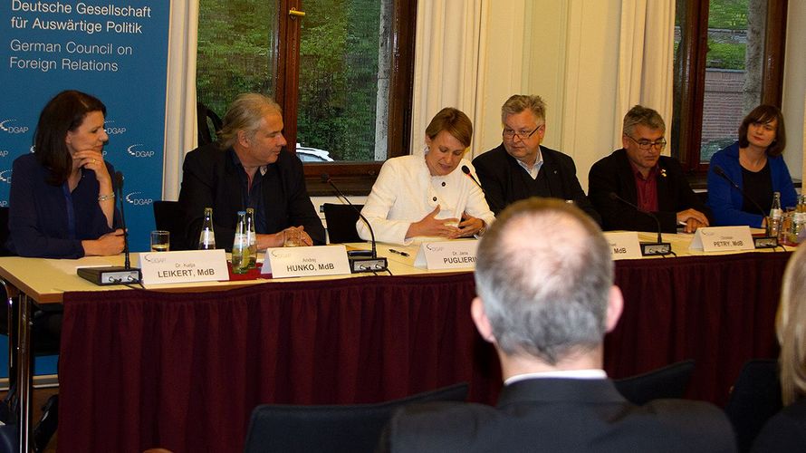 Im Gespräch: Die Politiker Dr. Katja Leikert (CDU/CSU, v. l.), Andrej Hunko (Die Linke), Moderatorin Dr. Jana Puglierin, Michael Link (FDP), Christian Petry (SPD) und Claudia Müller (Bündnis 90/Die Grüne). Foto: DBwV/Vieth