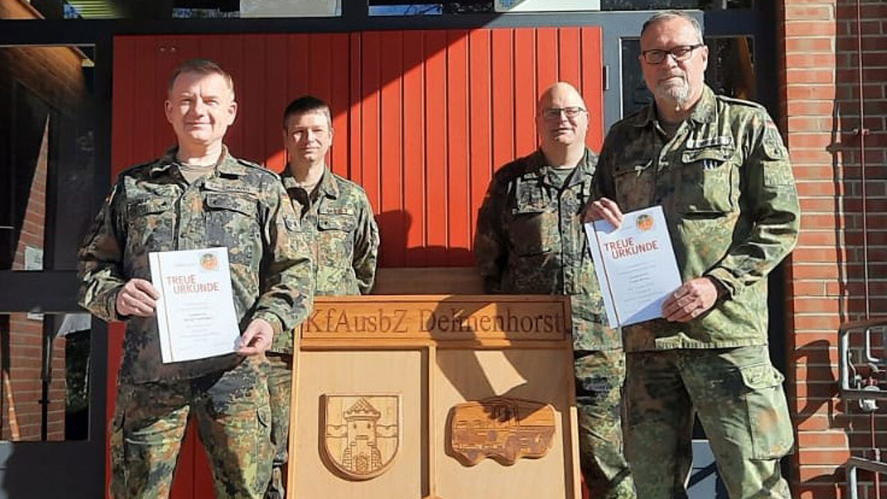 Stabsfeldwebel Michael Sauermann, Stabsfeldwebel Karsten Bartels, Jansen und Stabsbootsmann Frank Berens (v.l.n.r.). Foto: DBwV