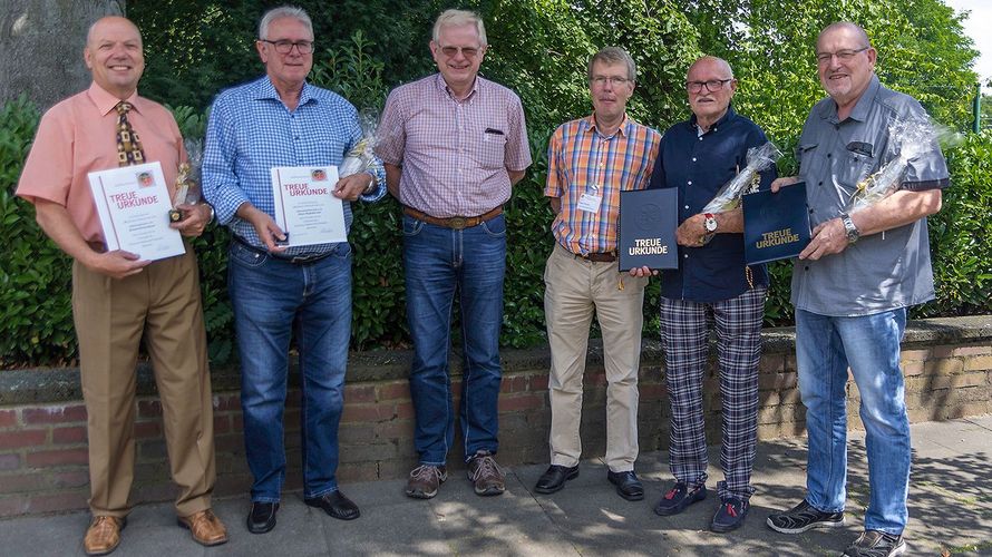 Volker Jung und Peter Donner (Mitte li/re) im Kreise der Jubilare (Foto:  KERH Köln-Porz-Wahn)