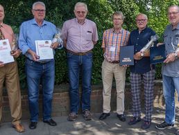 Volker Jung und Peter Donner (Mitte li/re) im Kreise der Jubilare (Foto:  KERH Köln-Porz-Wahn)