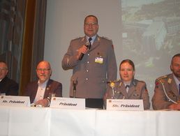 Das Präsidium um Oberstleutnant Heiko Tadge (Mitte) sorgt für den geordneten Tagungsverlauf. Foto: DBwV/LV Nord