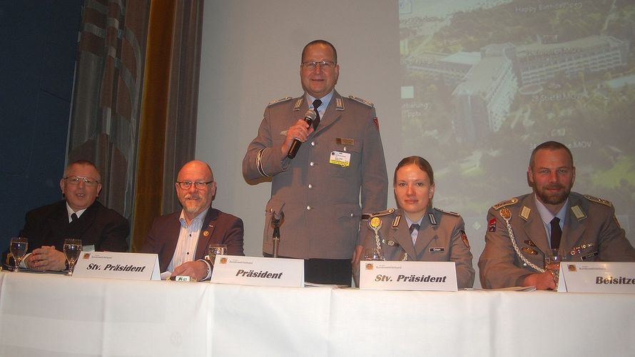 Das Präsidium um Oberstleutnant Heiko Tadge (Mitte) sorgt für den geordneten Tagungsverlauf. Foto: DBwV/LV Nord