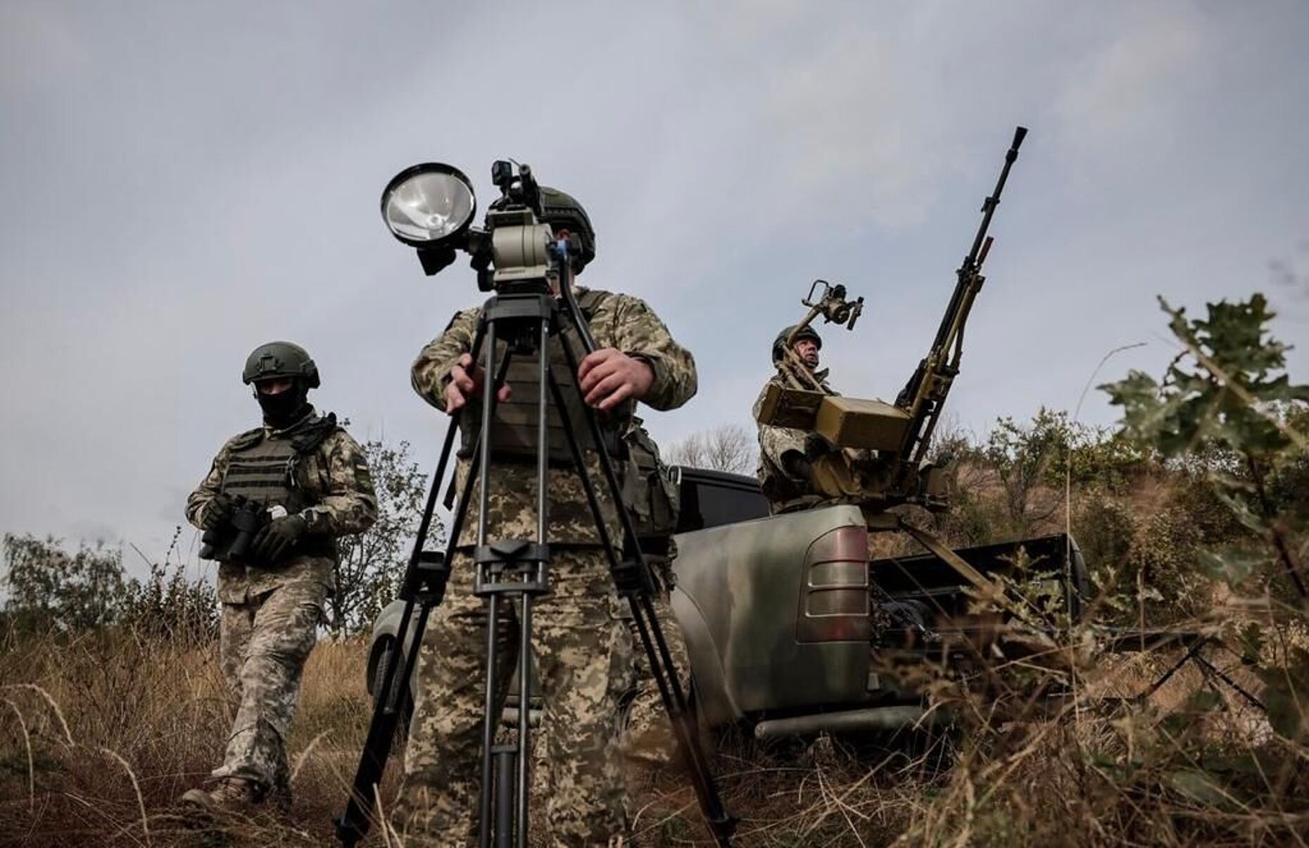 Ukrainischer Drohnenabwehr-Trupp: Die schwer zu ortenden Objekte werden mit einem schweren Flugabwehr-MG bekämpft, das auf einem Pickup montiert ist. Foto: X/Defense of Ukraine