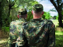 Homosexuelle Soldaten wurden von der Gründung der Bundeswehr im Jahr 1956 an von Vorgesetzen, den Truppendienstgerichten und der zivilen Strafjustiz verfolgt. Erst spät änderte sich diese Praxis. Foto: BMVg