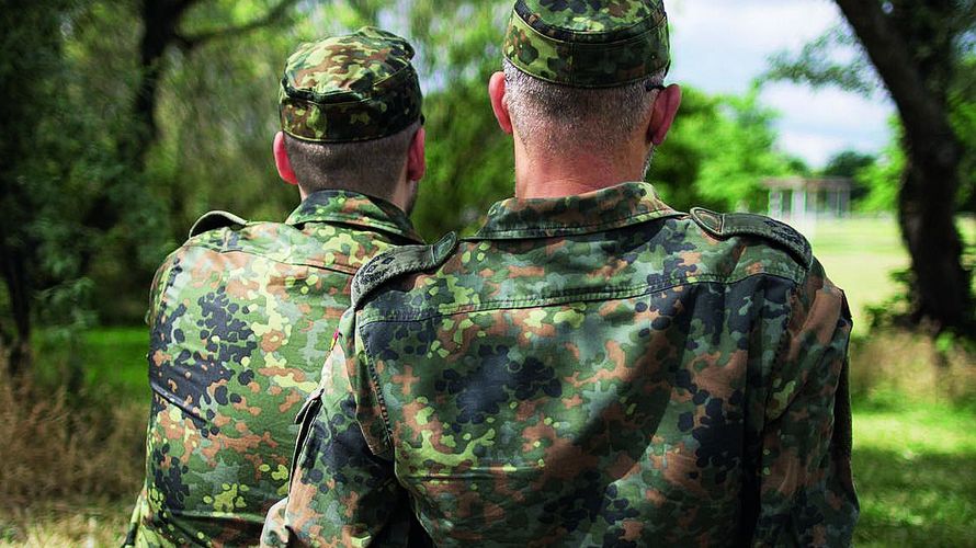 Homosexuelle Soldaten wurden von der Gründung der Bundeswehr im Jahr 1956 an von Vorgesetzen, den Truppendienstgerichten und der zivilen Strafjustiz verfolgt. Erst spät änderte sich diese Praxis. Foto: BMVg