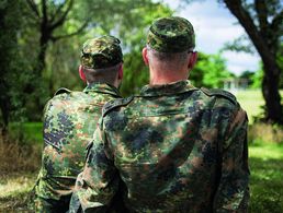 Homosexuelle Soldaten wurden von der Gründung der Bundeswehr im Jahr 1956 an von Vorgesetzen, den Truppendienstgerichten und der zivilen Strafjustiz verfolgt. Erst spät änderte sich diese Praxis. Foto: BMVg 