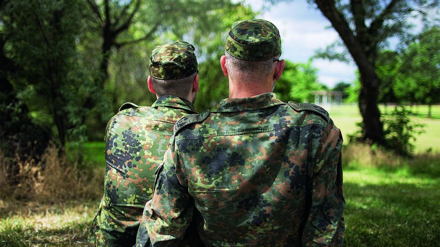 Homosexuelle Soldaten wurden von der Gründung der Bundeswehr im Jahr 1956 an von Vorgesetzen, den Truppendienstgerichten und der zivilen Strafjustiz verfolgt. Erst spät änderte sich diese Praxis. Foto: BMVg 