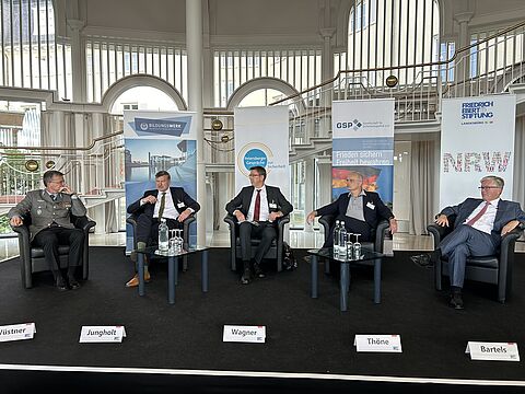 Diskutieren über die Zeitenwende: Oberst André Wüstner, Bundesvorsitzender des DBwV, Thorsten Jungholt, Journalist bei Welt und Welt am Sonntag, Dr. Ringo Wagner, Leiter des Landesbüros Sachsen-Anhalt der Friedrich-Ebert-Stiftung, Dr. Michael Thöne, Geschäftsführender Direktor, Finanzwissenschaftliches Forschungsinstitut an der Universität zu Köln (FiFo) und Dr. Hans-Peter Bartels, Präsident der Gesellschaft für Sicherheitspolitik, Wehrbeauftragter a.D. Foto: DBwV/Oliver Krause