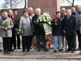 Die Kameradschaft legte vor der Gedenksäule ein Grabgebinde nieder. Foto: DBwV/Jung