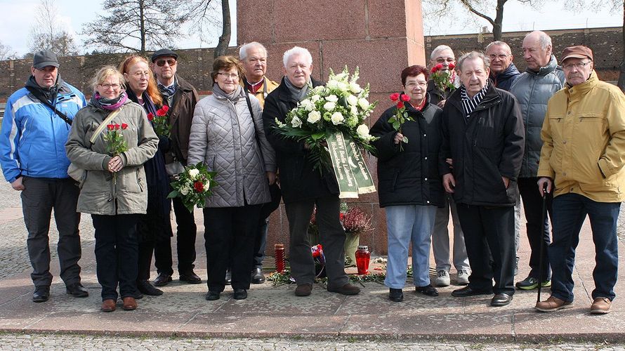 Die Kameradschaft legte vor der Gedenksäule ein Grabgebinde nieder. Foto: DBwV/Jung