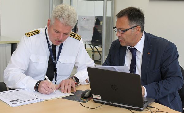 Oberstabsbootsmann Holger Weihe (l.) und Bernd Kaufmann bei der Finalisierung der Rahmendienstvereinbarung. Foto: DBwV/Hahn