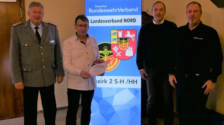 Thomas Behr (von links), Klaus Wunder, Dirk Sommer und der stellvertretende Vorsitzende  ERH im Landesvorstand Nord, Hannes Dreier. Foto: DBwV  