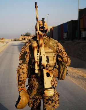 Das Selbstverständnis der Truppe bewegt sich zwischen dem herkömmlichen Verständnis von Landesverteidigung und dem Mythos vom Kämpfer. Hier ein Scharfschütze während des ISAF-Einsatzes. (Foto: Bundeswehr/Wayman)