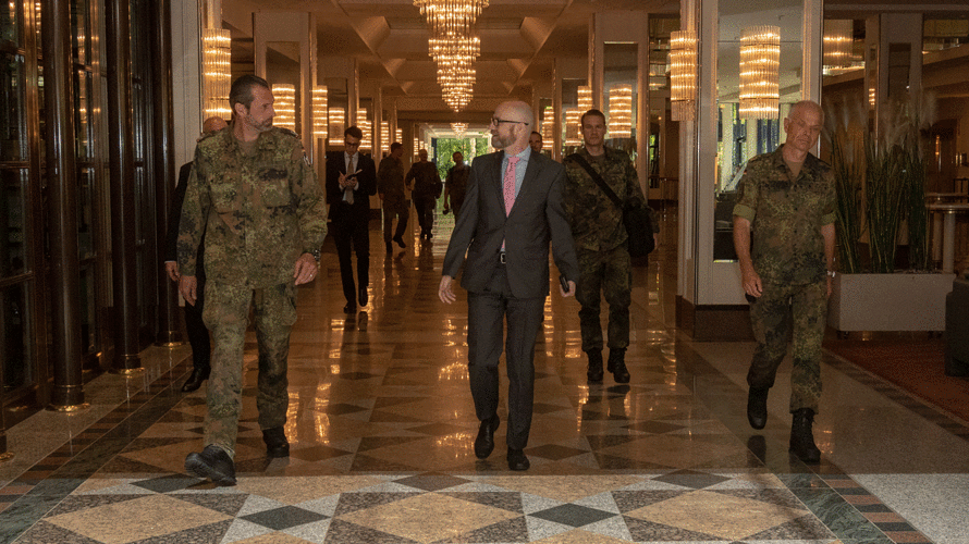 Staatssekretär Peter Tauber (M.) dankte bei seinem Besuch der in einem Hotel im Rheinland untergebrachten Soldaten den Unterstützungsleistenden und dem Hotelpersonal für die Hilfe und Betreuung. Foto: Bundeswehr/PIZ SKB