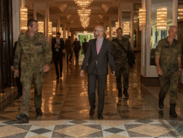 Staatssekretär Peter Tauber (M.) dankte bei seinem Besuch der in einem Hotel im Rheinland untergebrachten Soldaten den Unterstützungsleistenden und dem Hotelpersonal für die Hilfe und Betreuung. Foto: Bundeswehr/PIZ SKB