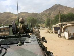 Im Juli 2009: Ein Transportpanzer Fuchs auf Patrouille in der Nähe von Feyzabad, Afghanistan. Foto: Bundeswehr/Kazda