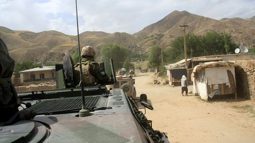 Im Juli 2009: Ein Transportpanzer Fuchs auf Patrouille in der Nähe von Feyzabad, Afghanistan. Foto: Bundeswehr/Kazda